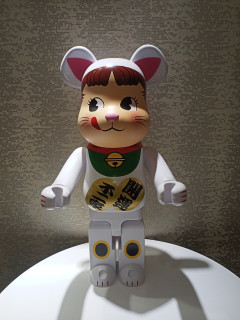 潮流公仔寄賣-庫柏力克熊 BE@RBRICK- X MILKY PEKO 招財牛奶妹400% 100% 摩立精品當舖1